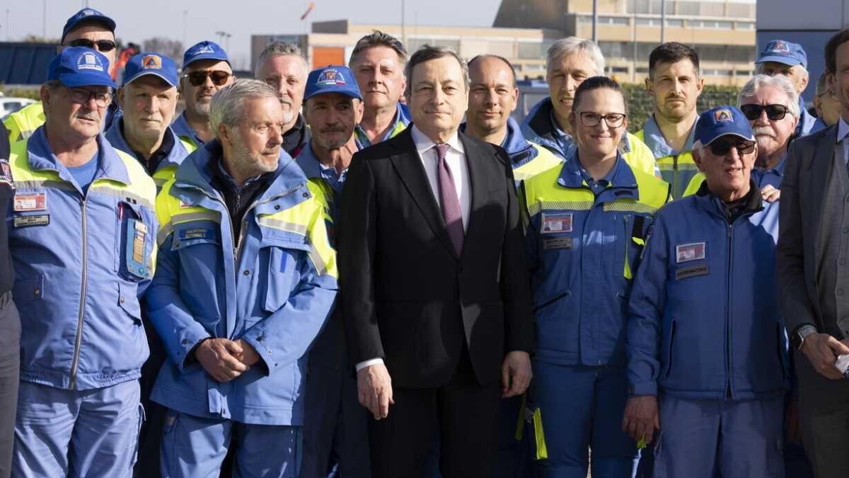 Immagine di Draghi in “corriera”. Fa visita a Palmanova e chiama Biden dal piccolo paese