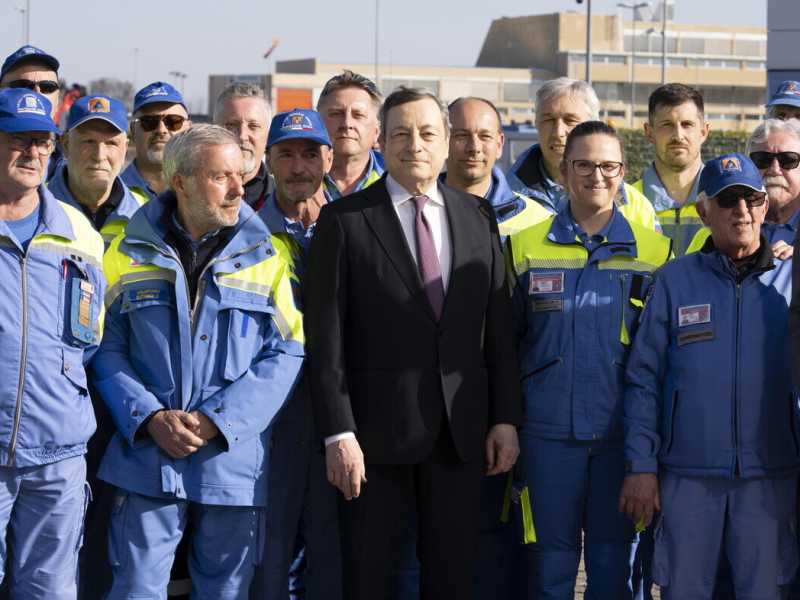 Mario Draghi ha visitato a Palmanova la sede della protezione civile e l'hub destinato all'accoglienza degli ucraini (Ansa)