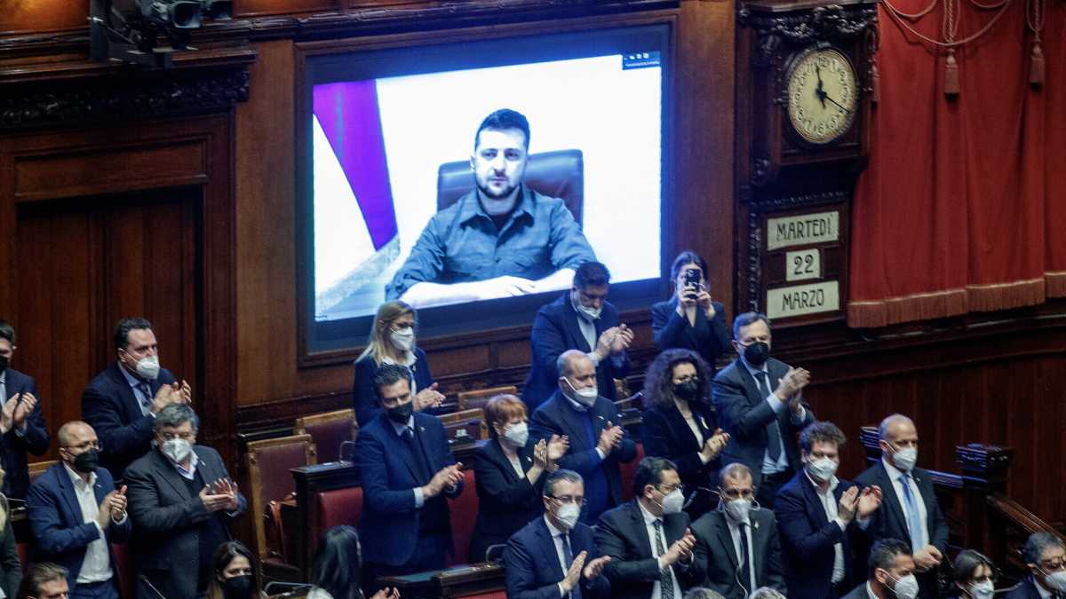 Immagine di Il Parlamento più putiniano della Ue e gli applausi a Zelensky: conversioni e patacche