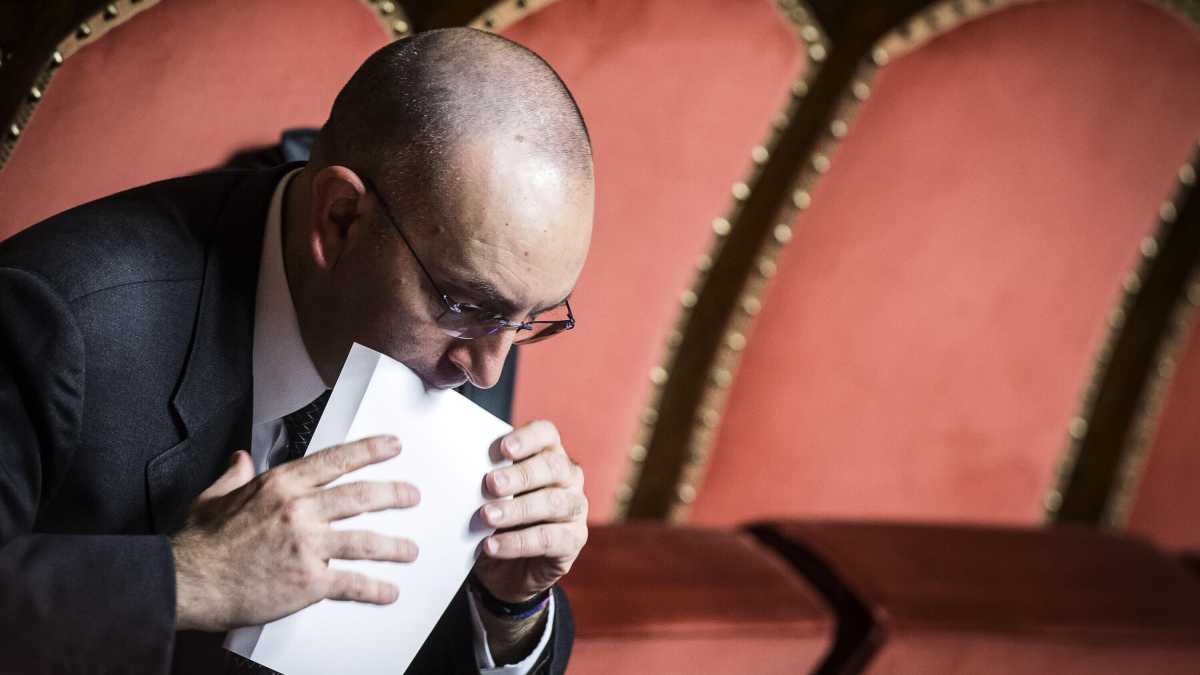 Immagine di Petrocelli (M5s): "Voterò contro il dl Ucraina. E non lascio la commissione Esteri"