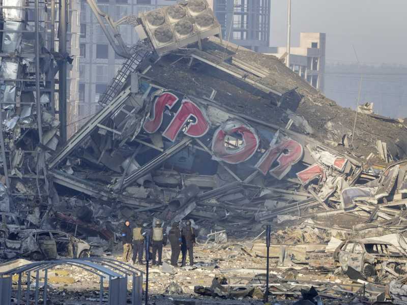 Il centro commerciale distrutto da un bombardamento russo a Kyiv nella notte tra domenica e luned&igrave;. I morti sarebbero otto (foto Efrem Lukatsky/Ap)&nbsp;<br />