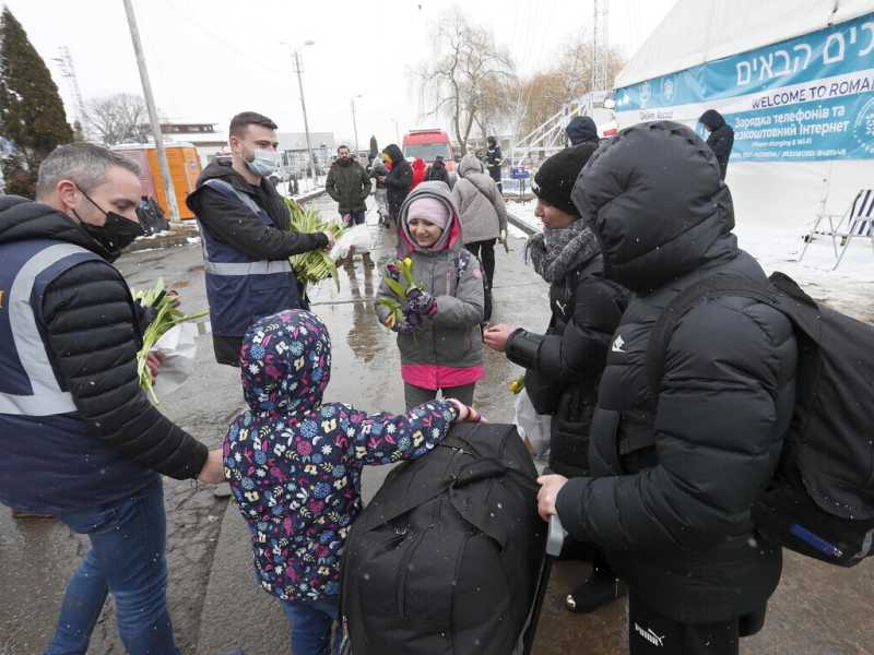 Profughi ucraini al confine con la Romania (Ansa)&nbsp;