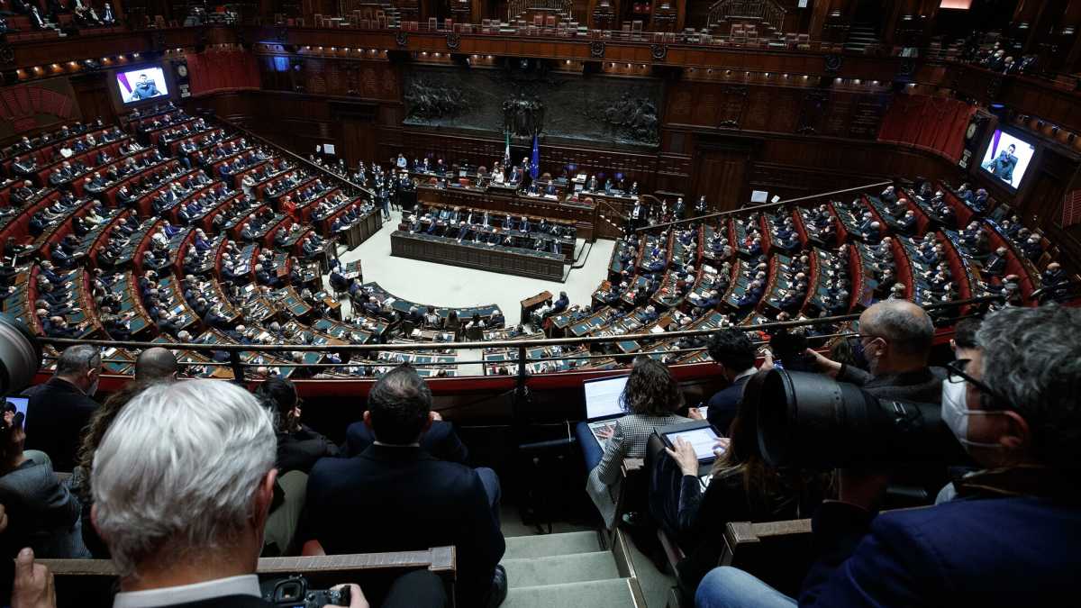 Immagine di La Camera del post sbornia Zelensky ascolta Draghi. C'è scetticismo sul Consiglio Ue