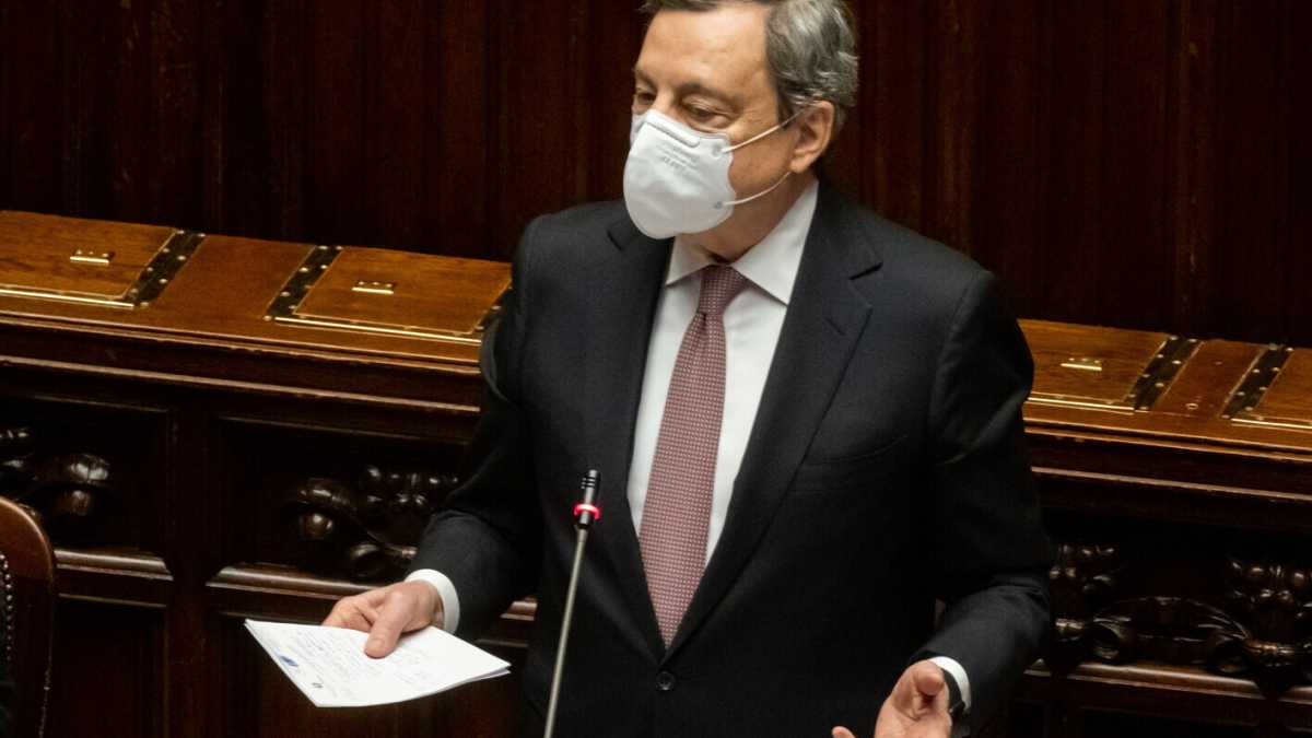 Immagine di Draghi contro i "pancifisti". Conte vuole impallinarlo. Il nodo è l'addio al gas russo