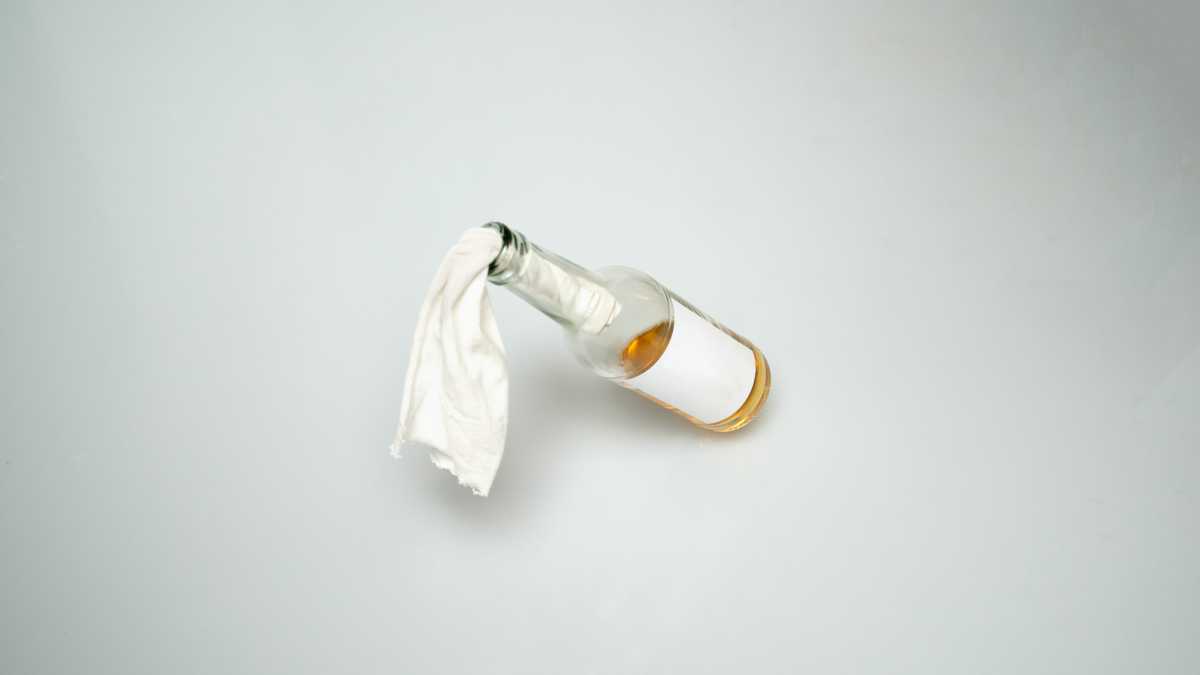 Immagine di Nelle molotov ci mettiamo al massimo il vino della casa