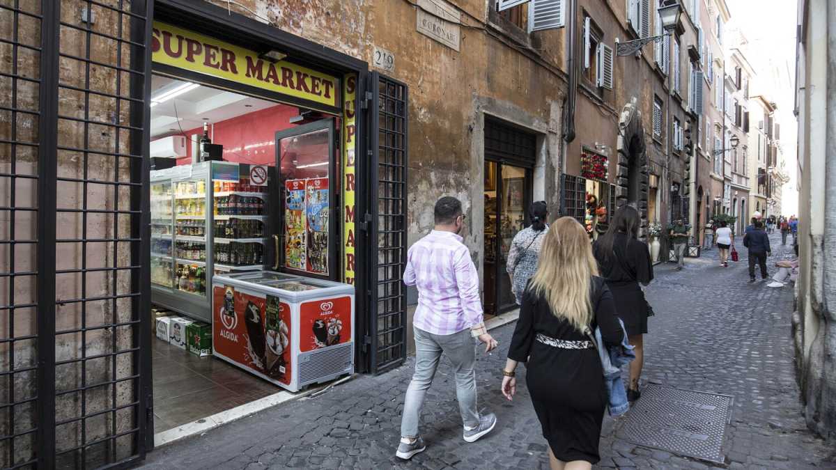 Immagine di "No ai minimarket nel centro storico". A Roma parte l'operazione