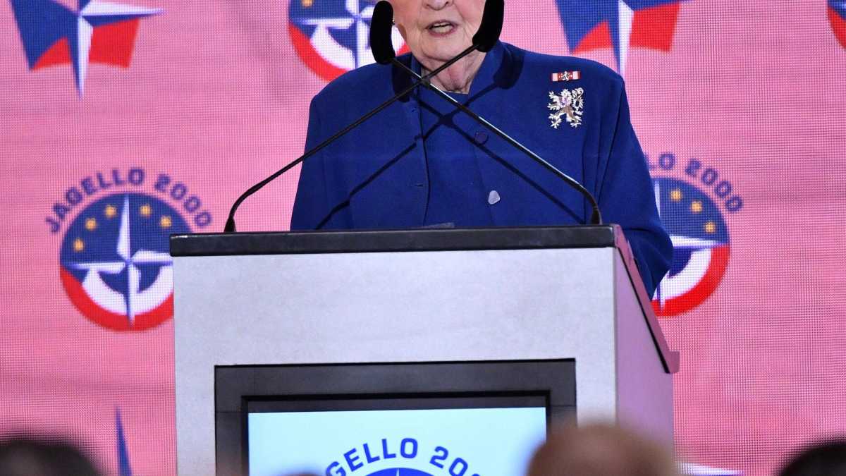 Immagine di Madeleine Albright, le spille, la guerra in Europa