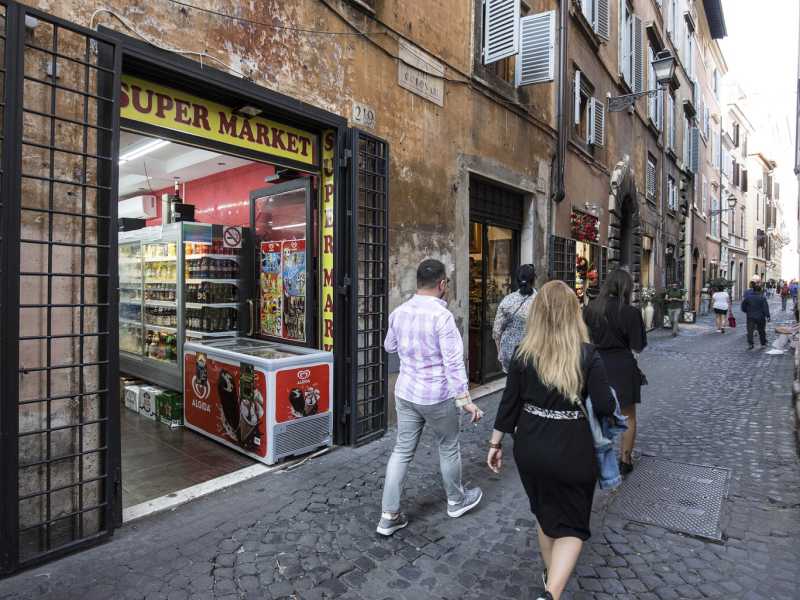 "No ai minimarket nel centro storico". A Roma parte l'operazione
