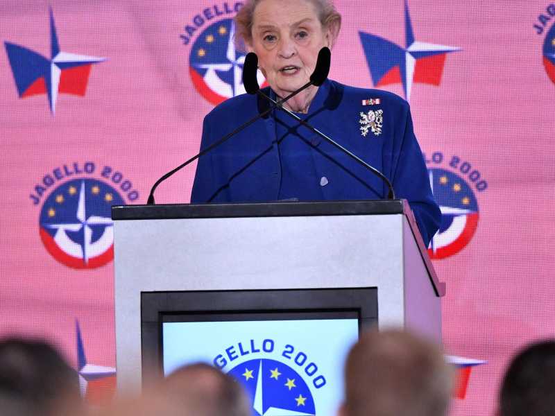 Madeleine Albright, le spille, la guerra in Europa