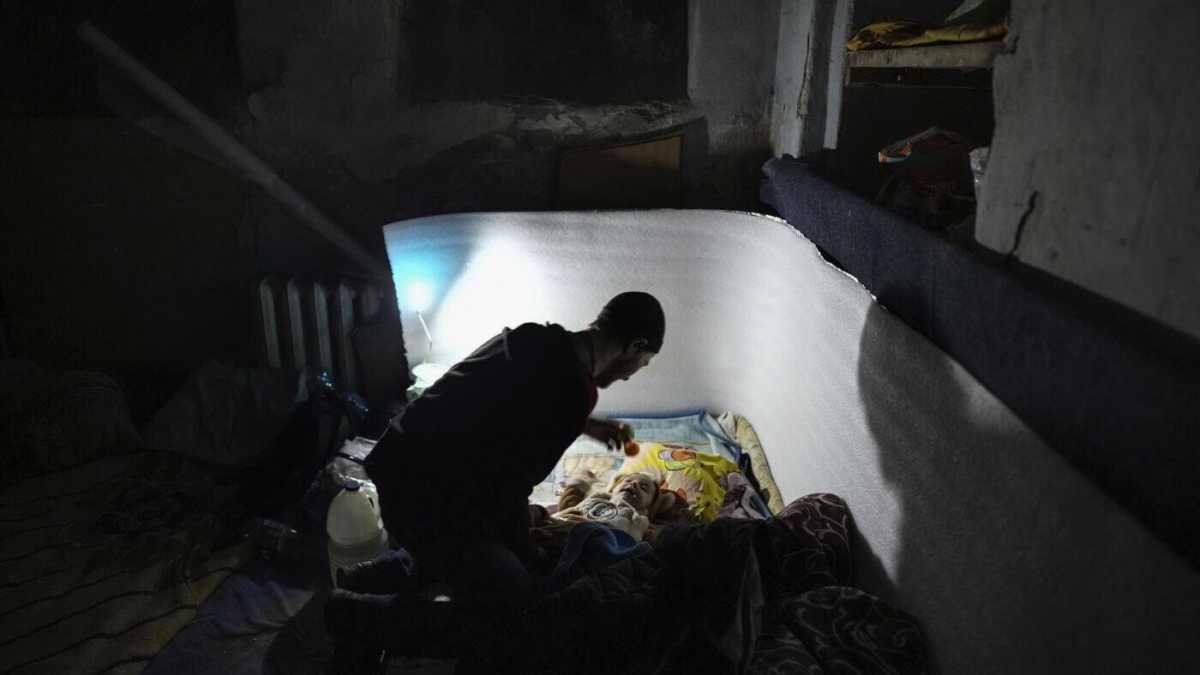 Immagine di 300 vittime nel teatro di Mariupol. Il poliziotto ucraino che dice: prendete me, liberate i bambini