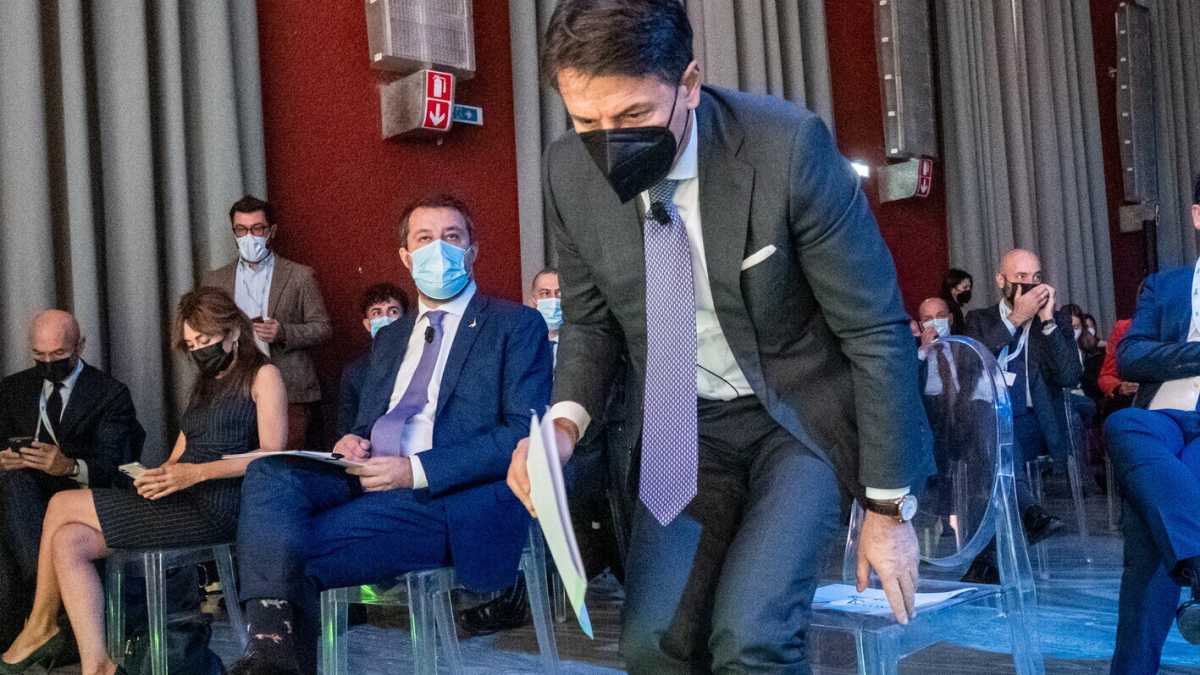 Immagine di Draghi diffida il "dandy" Conte e "lo spaesato" Salvini