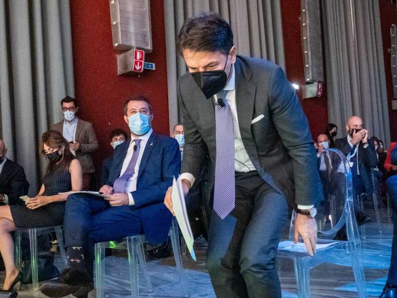 Draghi diffida il "dandy" Conte e "lo spaesato" Salvini