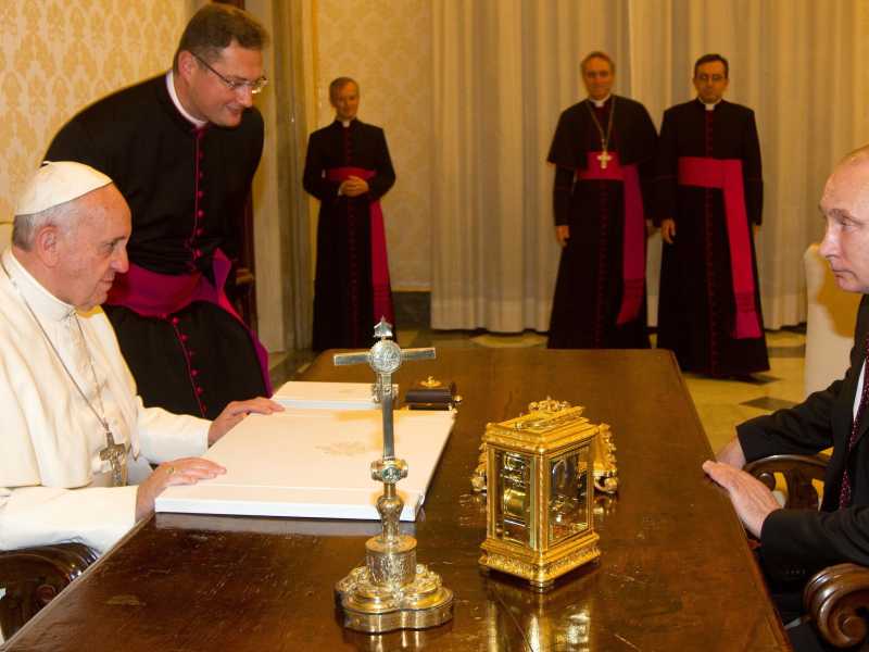Papa Francesco e Vladimir Putin nel 2013 (Ansa)