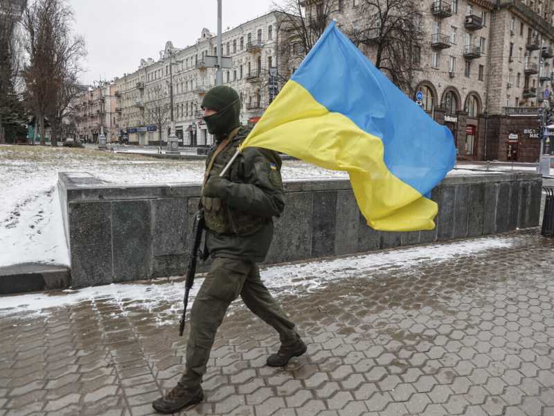 Un soldato ucraino a Kyiv (Ansa)