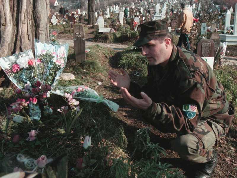 Soldato bosniaco a Sarajevo, anni 90 (Ansa)&nbsp;