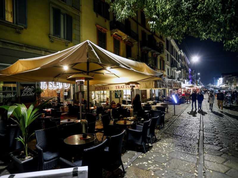 Locali in zona Navigli a Milano (Ansa)