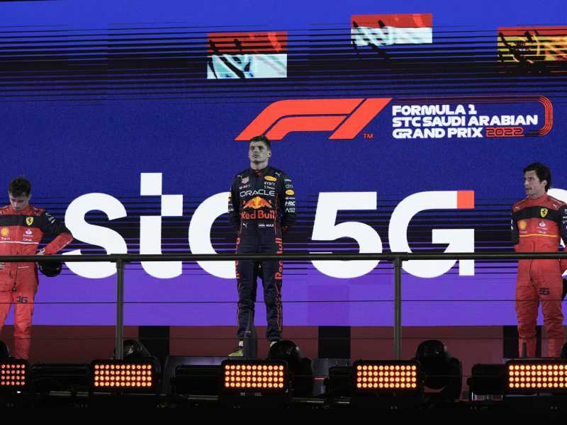 In Arabia vince Verstappen davanti alle Ferrari. Per Leclerc sarà una grande mondiale