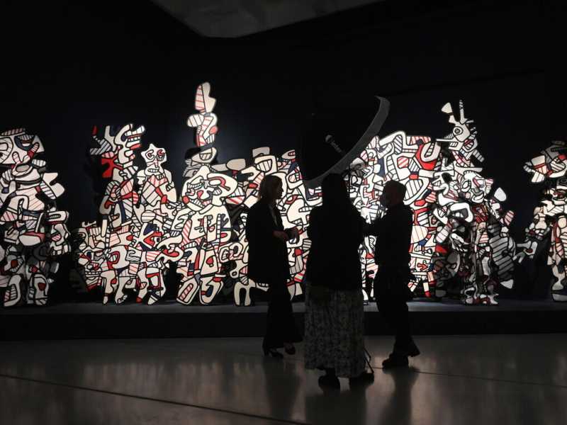 Visitatori davanti a "Coucou Bazar" dell'artista francese Jean Dubuffetal Barbican di Londra (EPA/FACUNDO ARRIZABALAGA) <br />