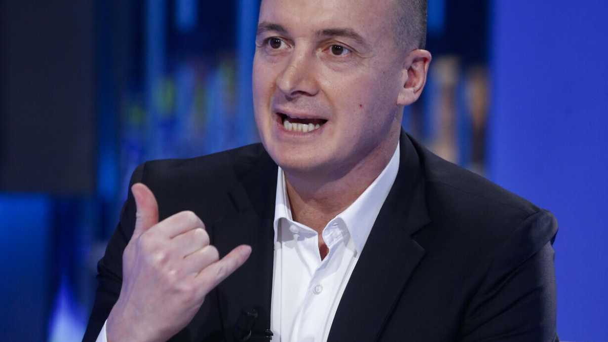 Immagine di I negoziati di Casalino: il film su di lui prima del voto. Uscirà insieme a una serie sulla Carrà