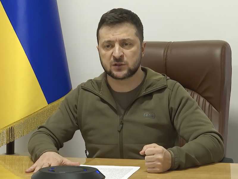 Zelensky parla con i giornalisti russi di negoziati e referendum