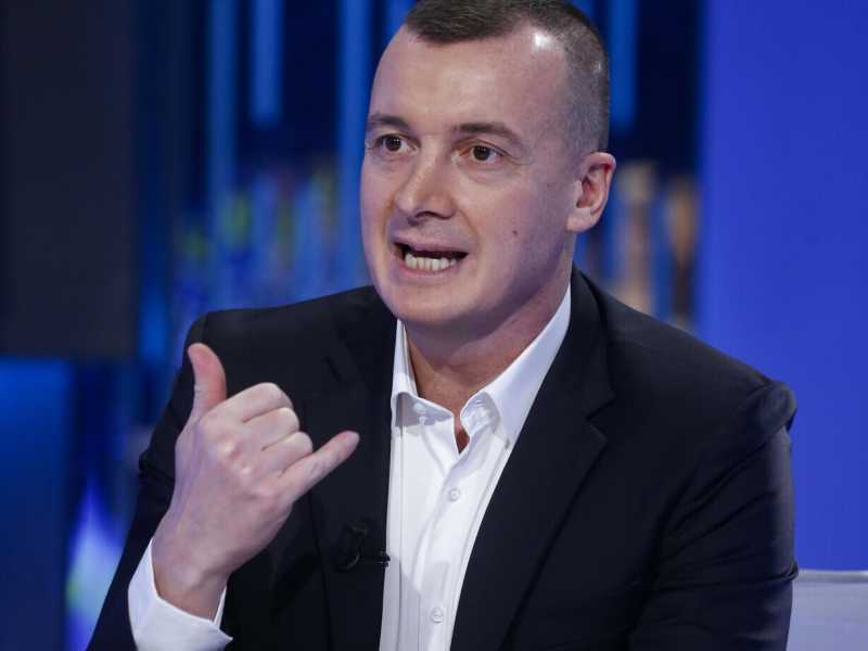 I negoziati di Casalino: il film su di lui prima del voto. Uscirà insieme a una serie sulla Carrà