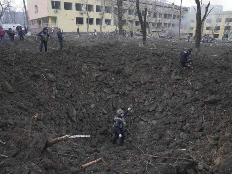 Nel sud ucraini stanno ricacciando gli invasori da dove sono venuti, ma intanto Mariupol cade