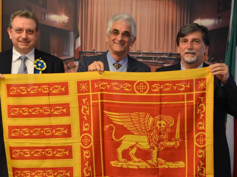 Palmarino Zoccatelli, sulla destra, con Vittorino Speri e Maurizio Ruggiero nel 2014 alla presentazione del referendum per l'indipendenza del Veneto (Ansa) <br />