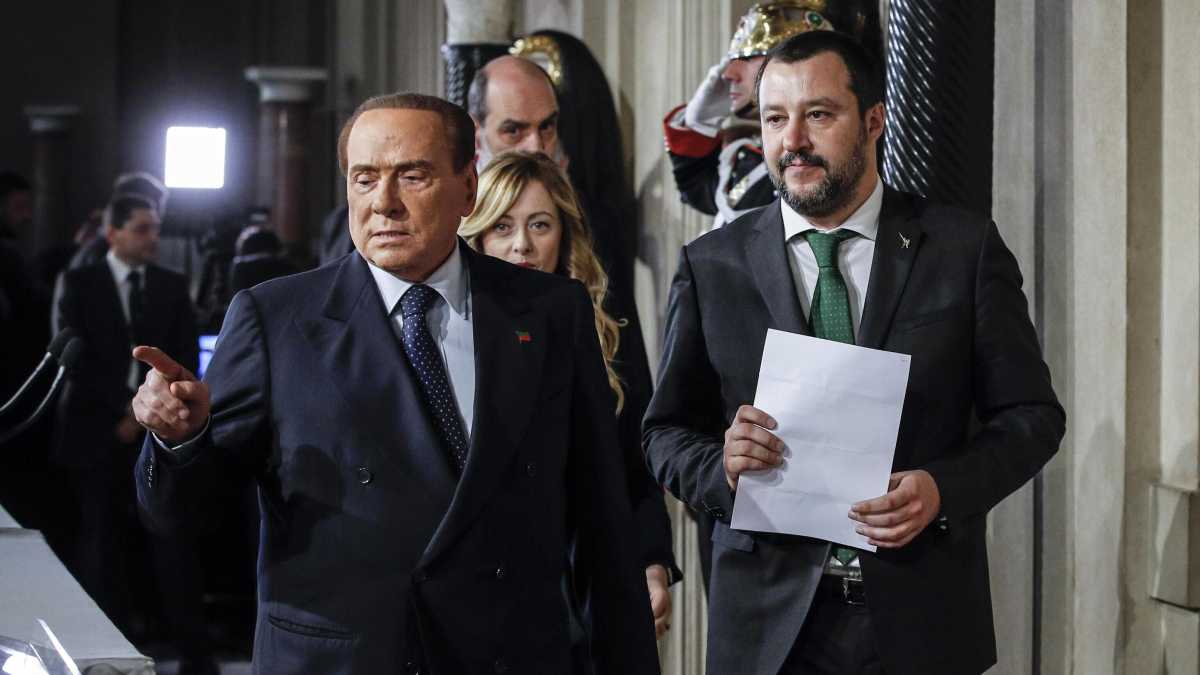 Immagine di Salvini e Berlusconi siglano il patto della Colomba. Ma Meloni fa politica in Parlamento