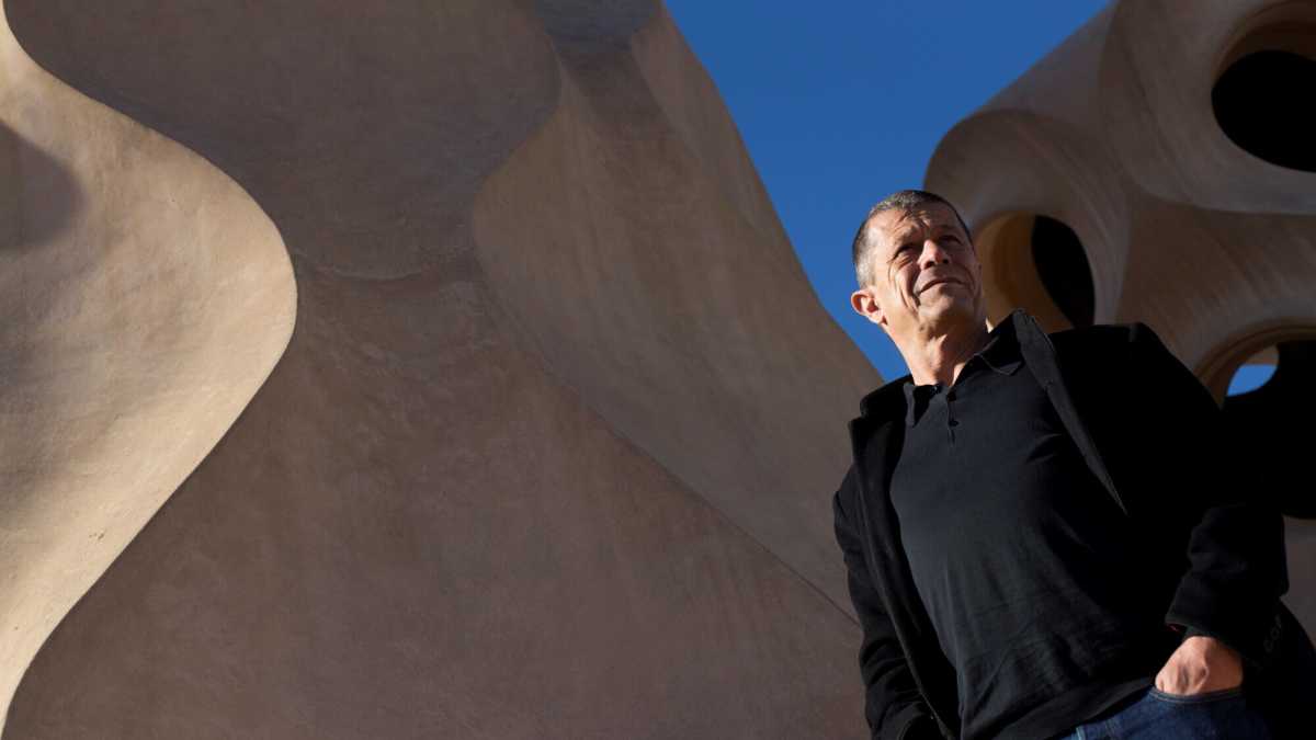 Immagine di I mestieri invisibili. Carrère ci racconta "Tra due mondi", il suo nuovo film