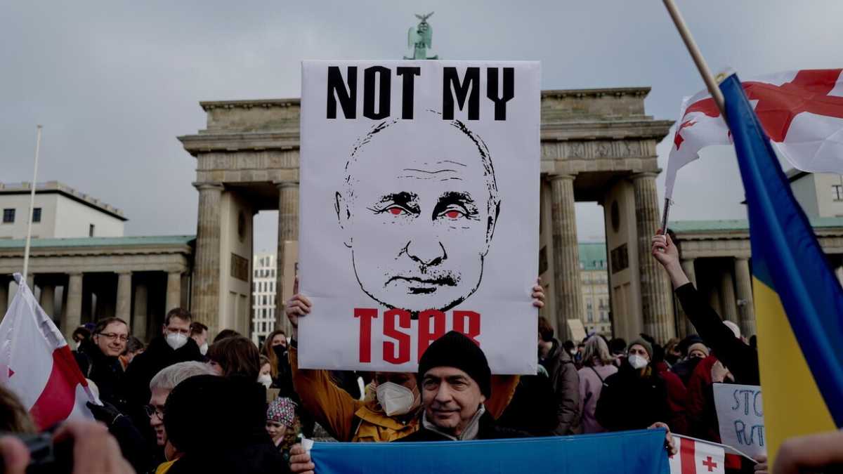 Immagine di Il putinismo si sta sciogliendo, pensiamo a una Sant’Elena per Putin. Parla Alexandre Adler