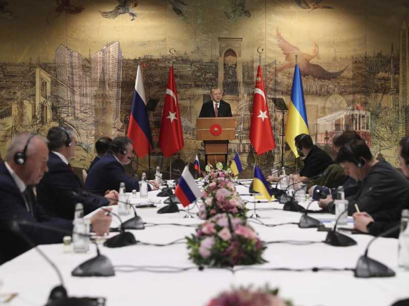 Mosca camuffa la ritirata da Kyiv, ma Washington non si fida. I punti in discussione nella trattativa