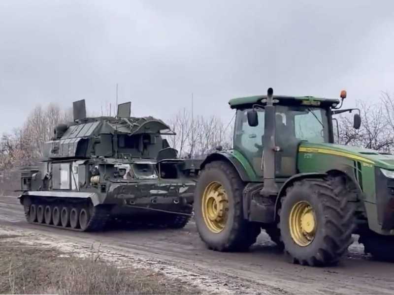I video di trattori ucraini che tirano una serie di attrezzature militari russe "sequestrate" sono diventati virali <br />