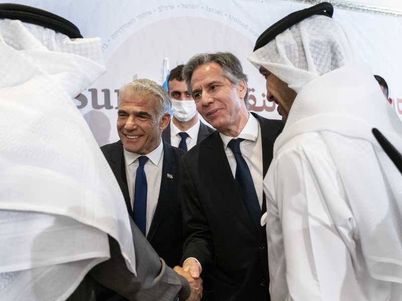 Blinken saluta i ministri degli Esteri di Emirati e Bahrein dopo il summit del Negev (Foto LaPresse)