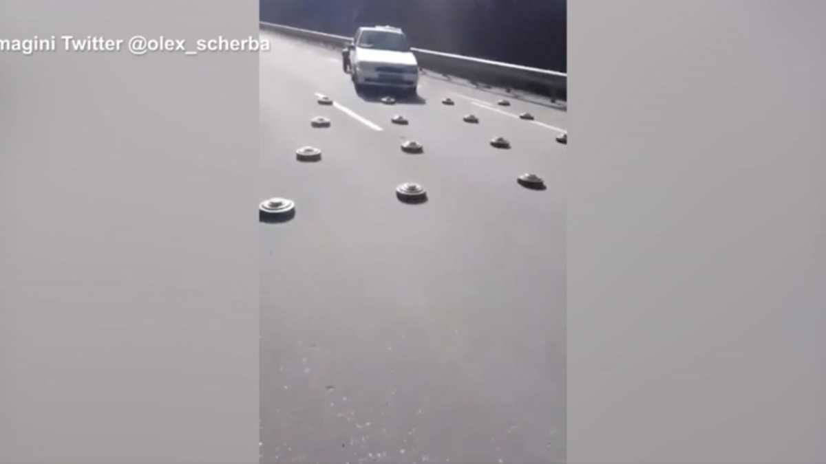 Immagine di Il video delle auto costrette allo slalom tra le mine, in Ucraina