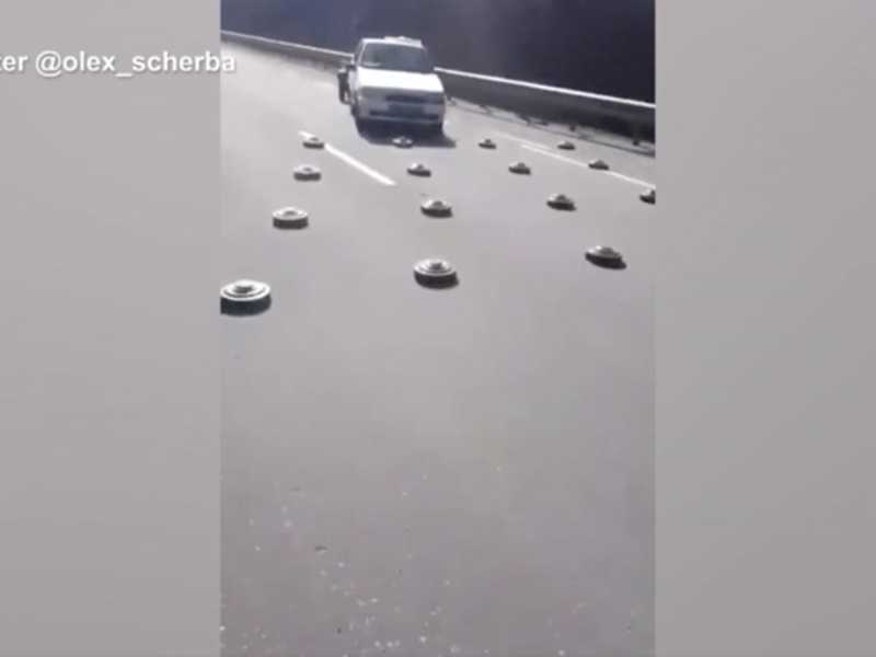 Il video delle auto costrette allo slalom tra le mine, in Ucraina
