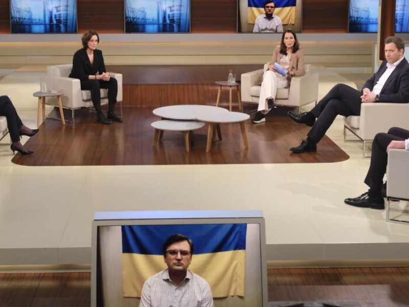 In Germania i talk show non danno spazio al putinismo. E nessuno urla o schiamazza