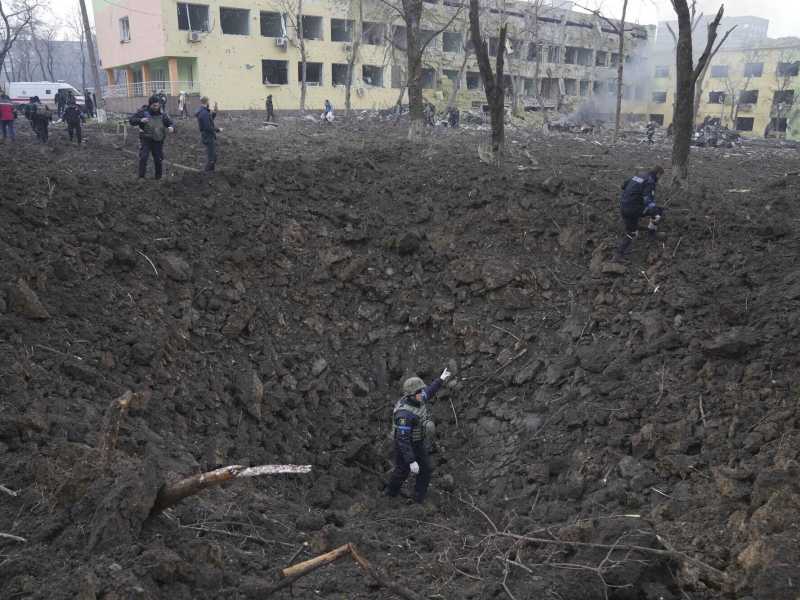 L'ospedale pediatrico di Mariupol bombardato il 9 marzo (AP Photo/Evgeniy Maloletka)<br />