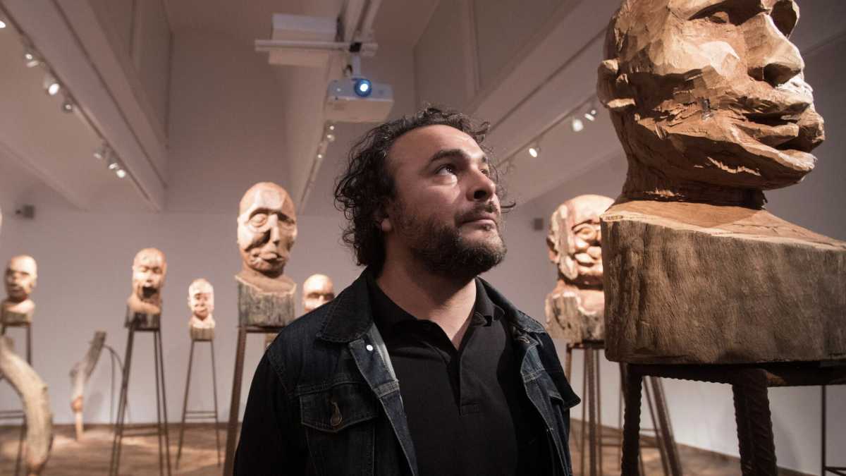 Immagine di Kader Attia, l'artista che indaga la decolonizzazione come sindrome dell'arto fantasma