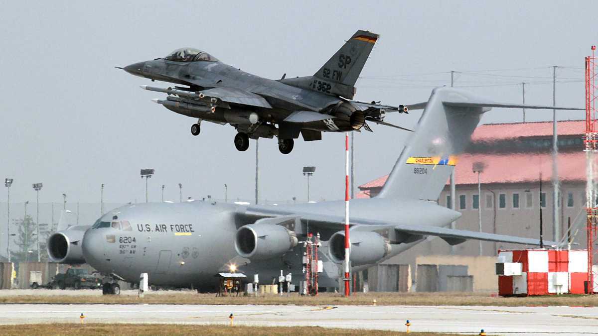 Immagine di Viaggio ad Aviano, little Usa friulana, dove si ascoltano gli F16 per capire come va a Kyiv