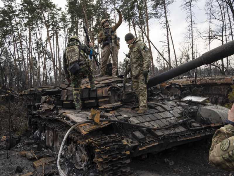 Gli abitanti intrappolati dentro Kherson ci raccontano l'occupazione russa