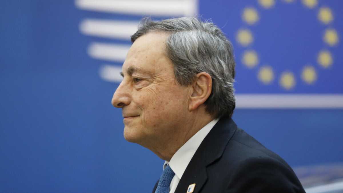 Immagine di Draghi contro la casalinatja, la disinfomazione 5s, tifa Letta: "Enrico si occupi di Conte"