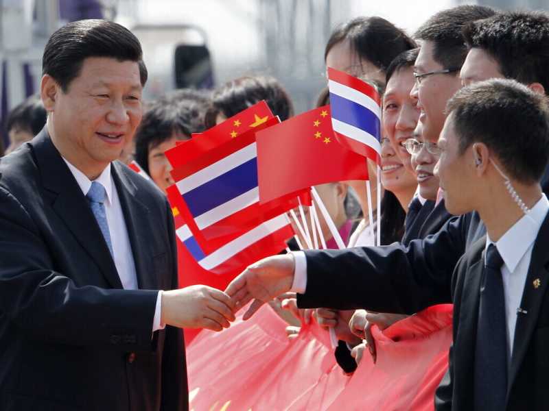 Xi Jinping durante una visita in Thailandia nel 2011 (foto EPA)