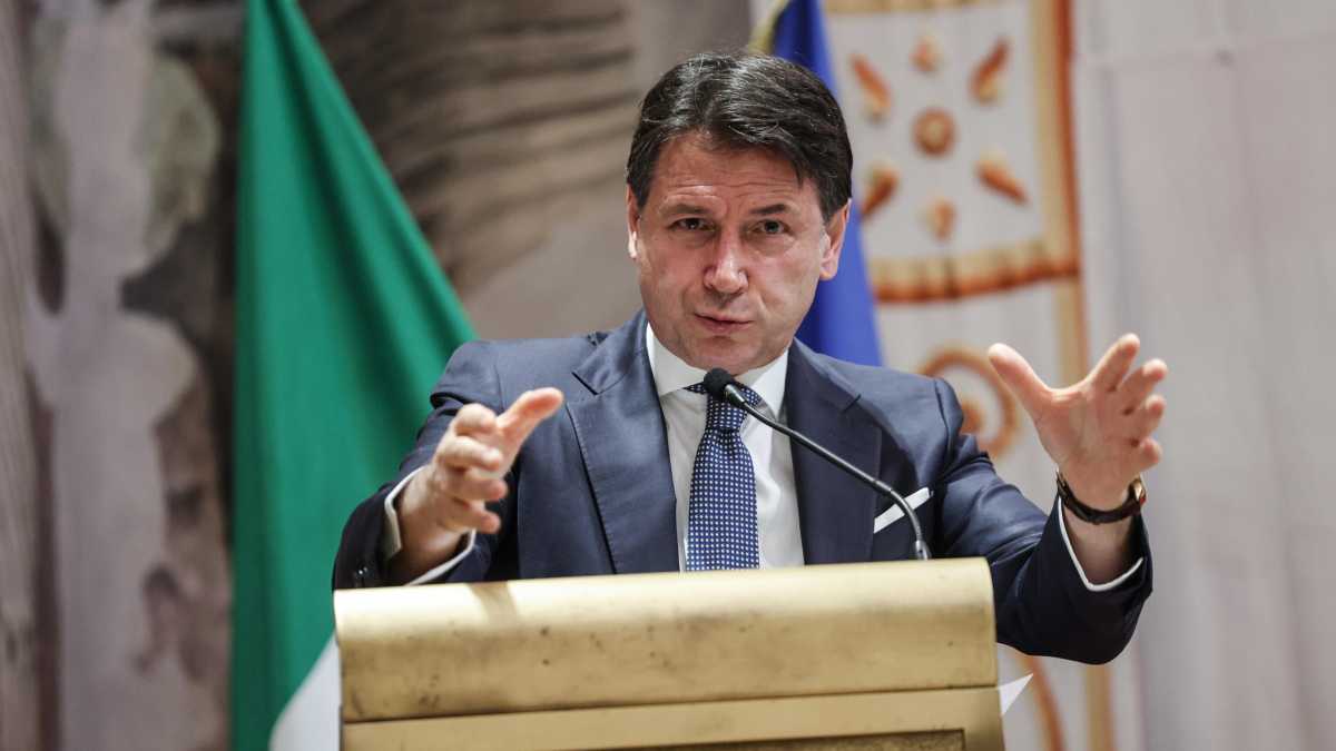 Immagine di Conte il destabilizzatore: dopo le spese militari mette nel mirino Draghi su Def e Giustizia