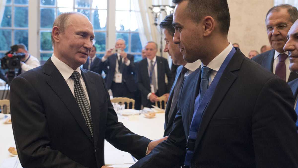 Immagine di Le medaglie della Farnesina agli oligarchi russi. Come di Maio nessuno mai (ma oggi ci ripensa)