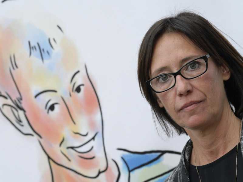 Ilaria Cucchi. Sullo sfondo un disegno raffigurante Stefano Cucchi (Ansa)