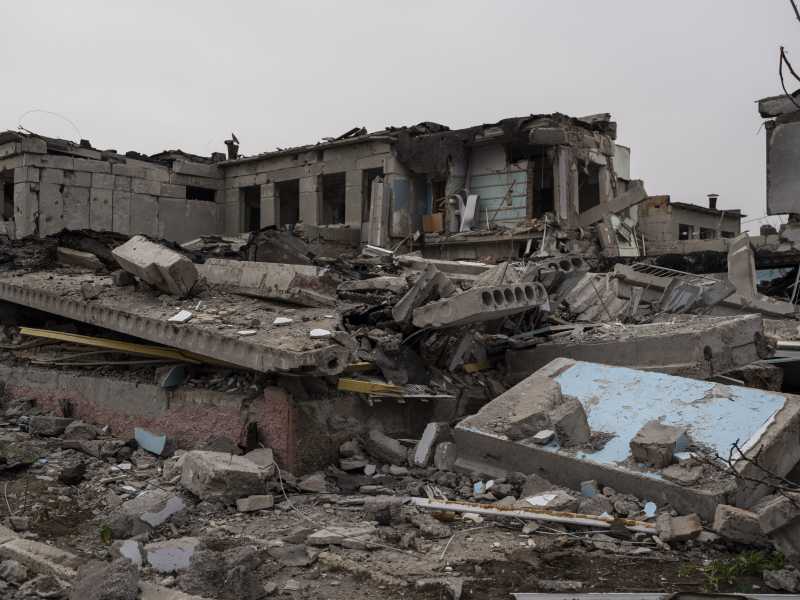 Una scuola danneggiata dai bombardamenti poco fuori Mykolaiv, a met&agrave; marzo (AP Photo/Petros Giannakouris)&nbsp;<br />