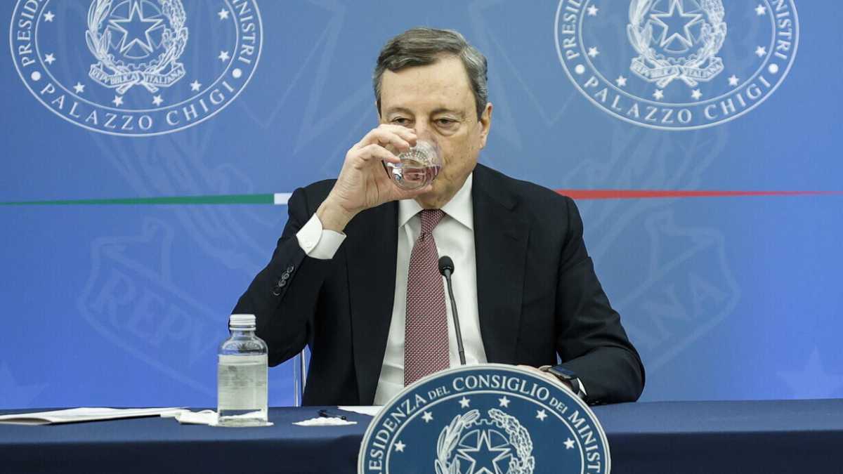 Immagine di Il referendum di Draghi: "Volete la pace o i climatizzatori?". Il M5s ora chiede lo scostamento
