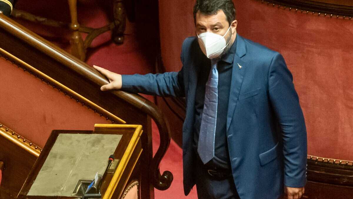 Immagine di Salvini resta tra Putin e Le Pen. E nella Lega scatta la psicosi: "I servizi segreti ci spiano"