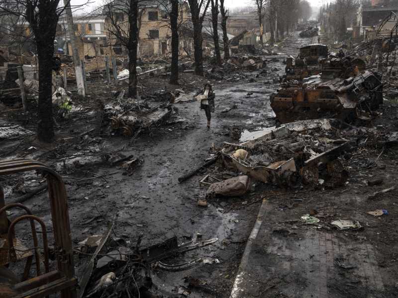 La città di Bucha, nei sobborghi di Kyiv, devastata dalla guerra (LaPresse)