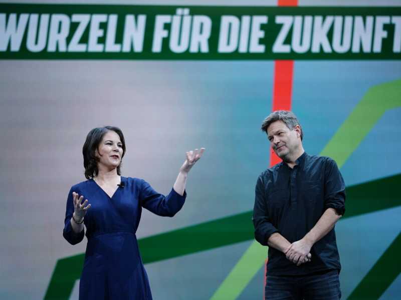 Il ministro per l'Economia e il Clima tedesco Robert Habeck e la ministra degli esteri Annalena Baerbock, durante un'iniziativa del partito dei Verdi (Ansa) <br />